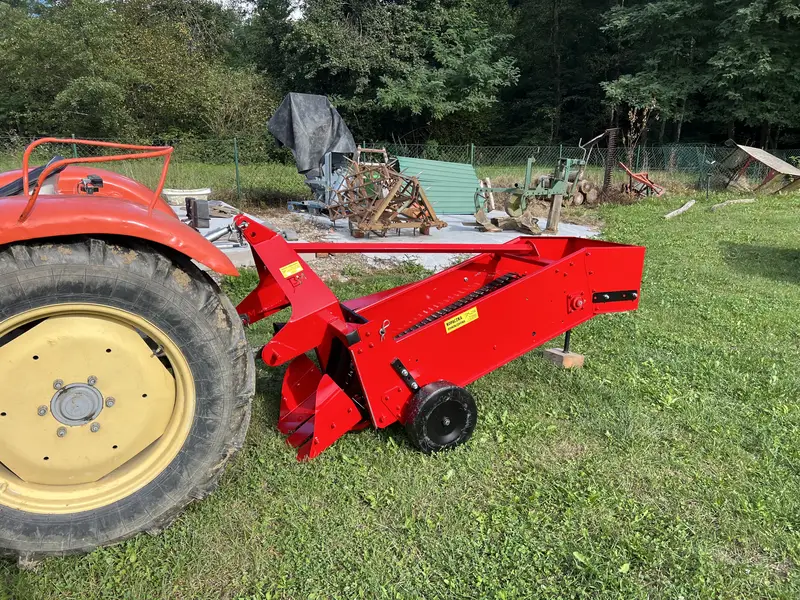 Burgonyaszedő gép a traktor mögött