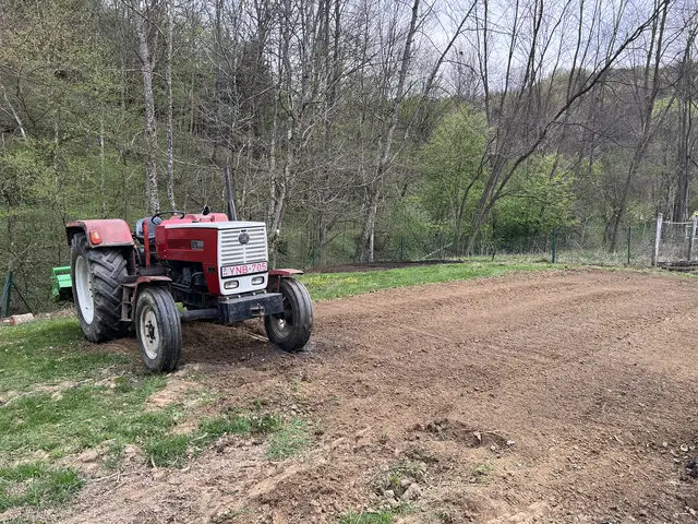 Traktor talajmaróval a frissen művelt területen