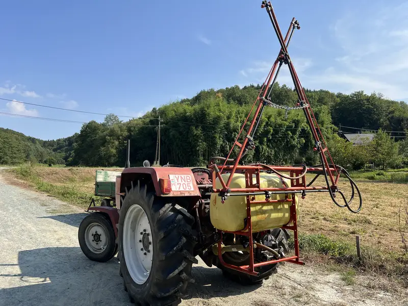 Függesztett permetezőgép a traktoron
