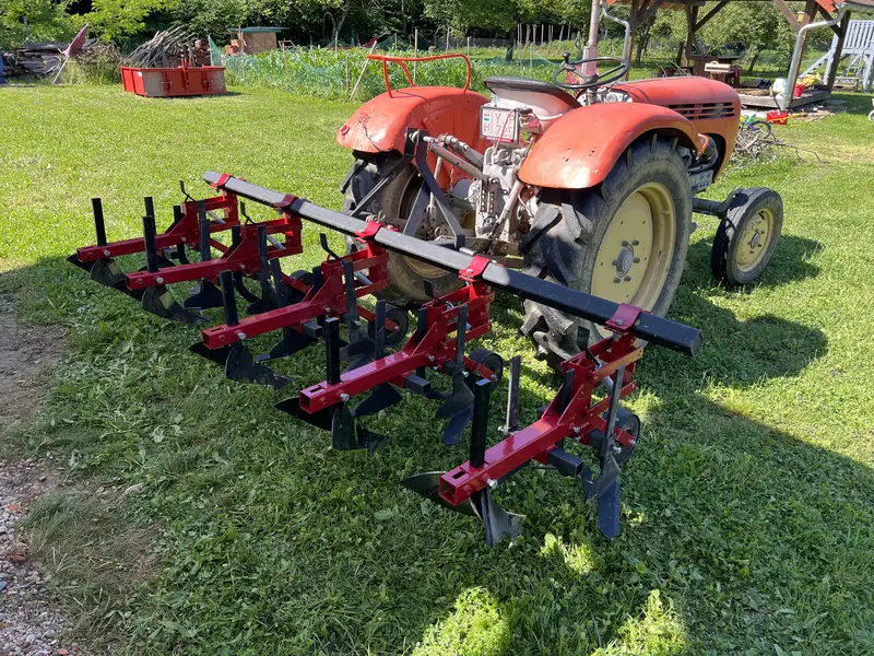 Sorközművelő kultivátor a traktor mögött