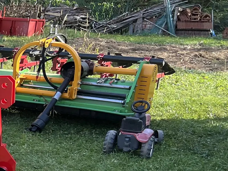 Szárzúzó munkagép a gyepen